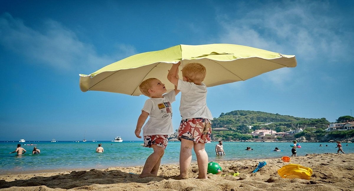 What should you keep in mind when going to the beach with children?